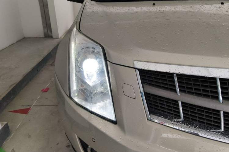 Used Cadillac SRX 2011 3.0L Flagship Edition Right Front Headlight