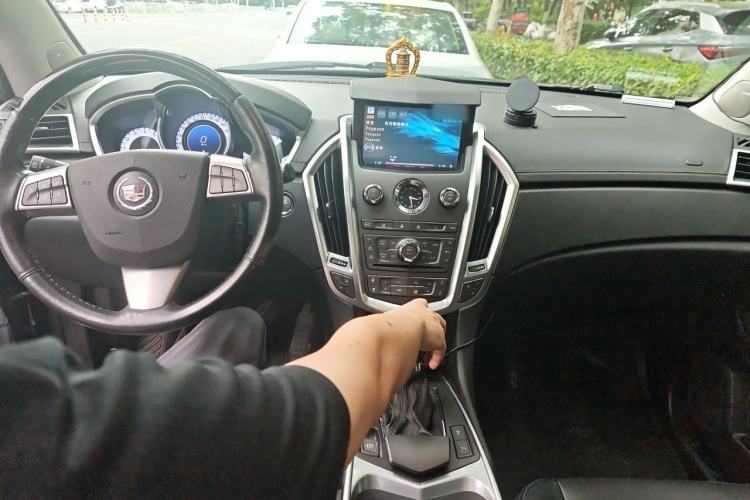 Used Cadillac SRX 2012 3.0L Luxury Model Center Console