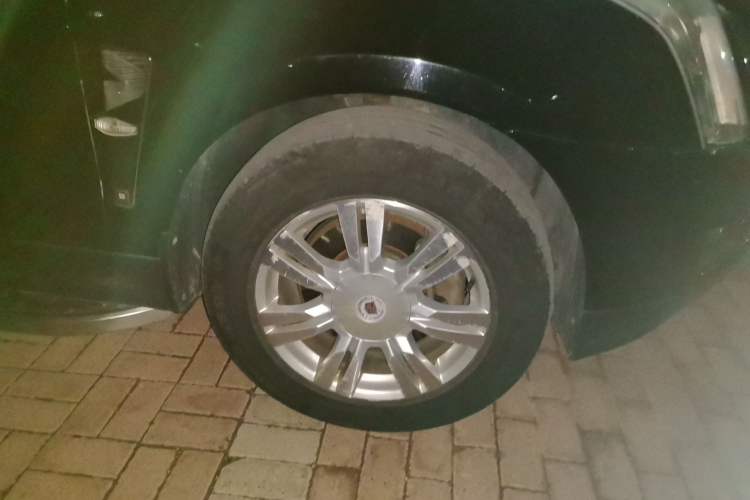 Used Cadillac SRX  Right Front Wheel Hub