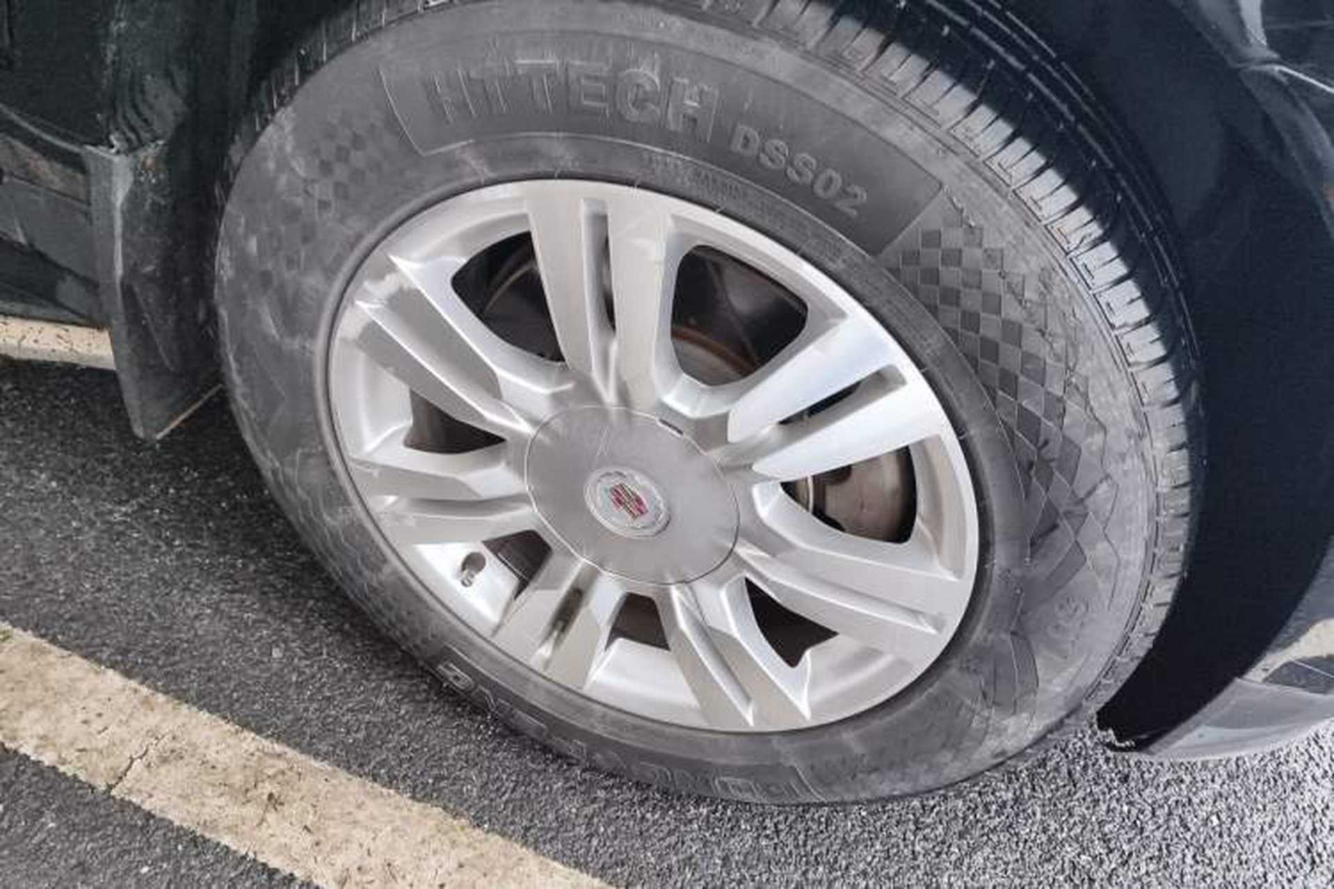 Used Cadillac SRX 2012 3.0L Elite Edition Right Front Wheel Hub
