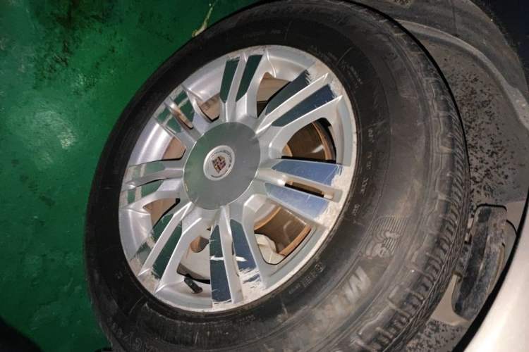 Used Cadillac SRX 2012 3.0L Elite Edition Right Front Wheel Hub