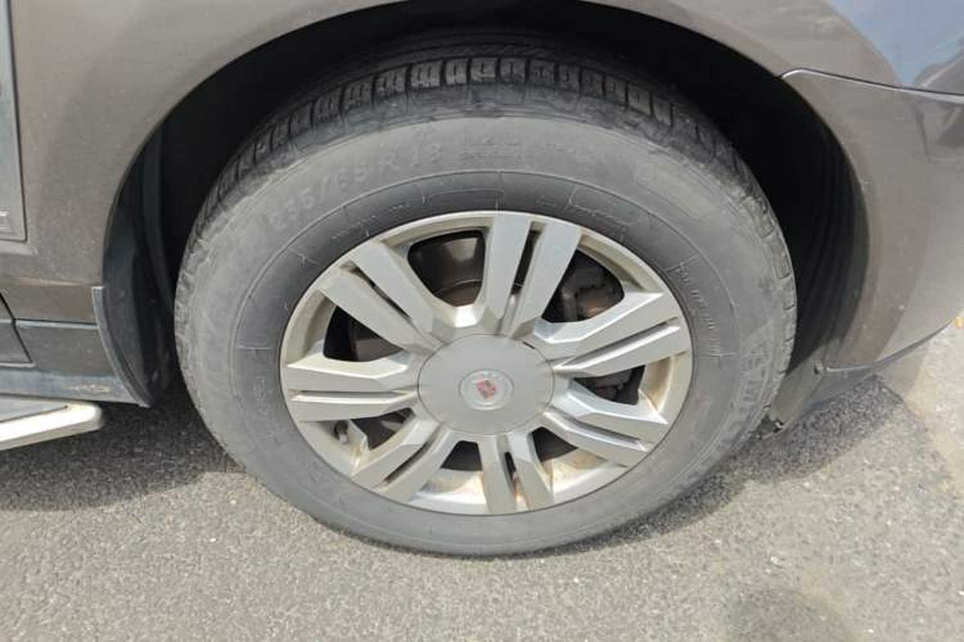Used Cadillac SRX 2012 3.0L Elite Edition Right Front Wheel Hub