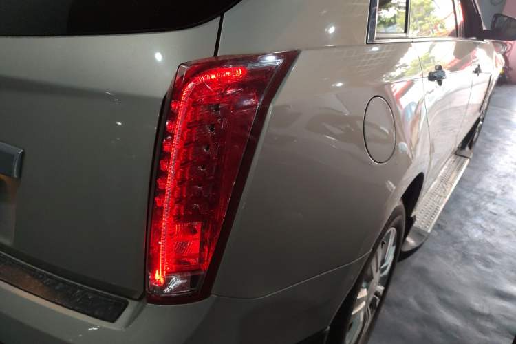 Used Cadillac SRX 2012 3.0L Elite Edition Right Rear Taillight