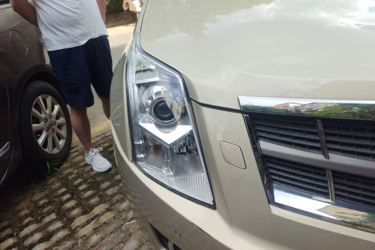 Used Cadillac SRX 2012 3.0L Elite Edition Right Front Headlight