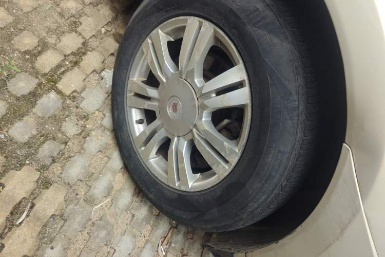 Used Cadillac SRX 2012 3.0L Elite Edition Right Front Wheel Hub