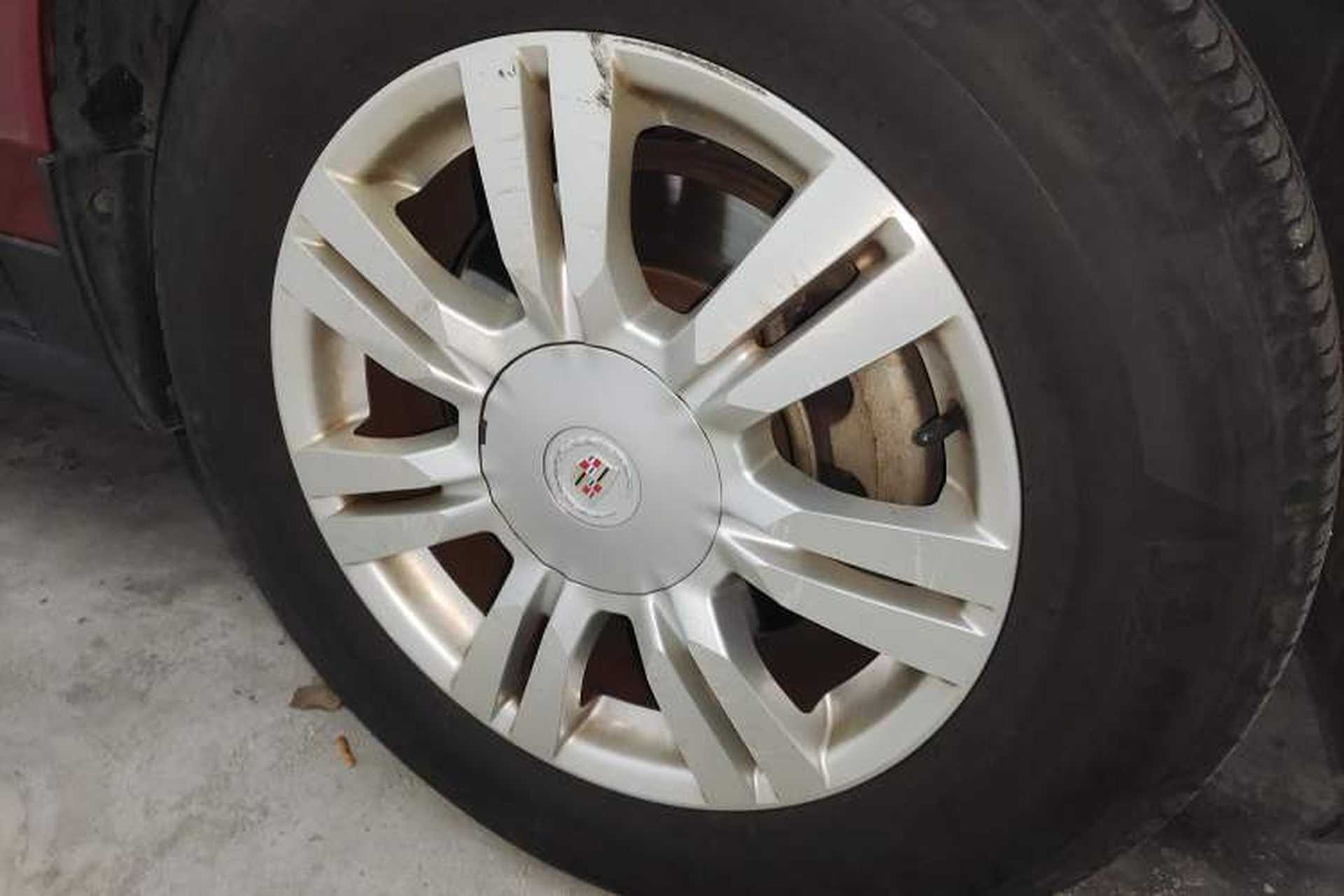 Used Cadillac SRX 2012 3.0L Elite Edition Right Front Wheel Hub