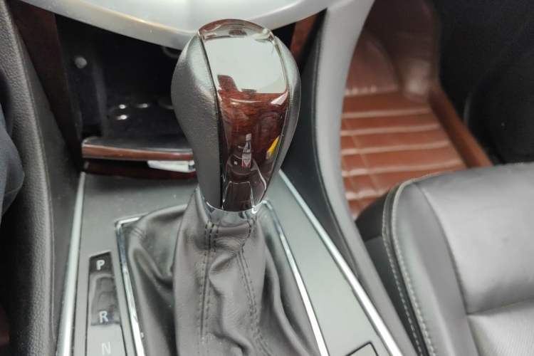 Used Cadillac SRX 2012 3.0L Elite Edition Gear Lever