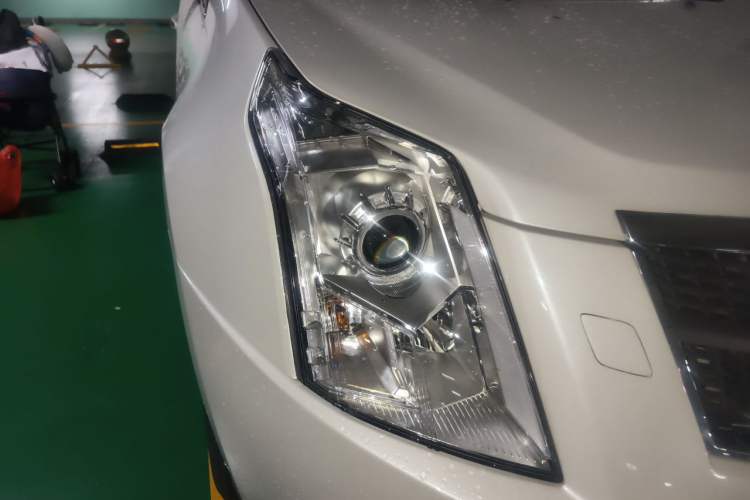 Used Cadillac SRX 2012 3.0L Elite Edition Right Front Headlight