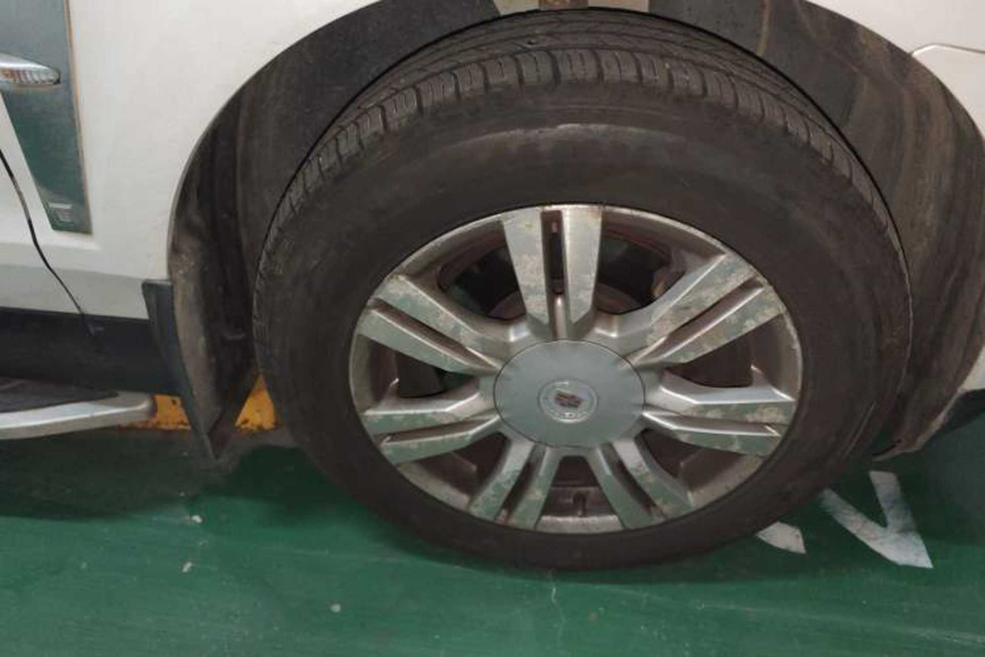 Used Cadillac SRX 2012 3.0L Elite Edition Right Front Wheel Hub