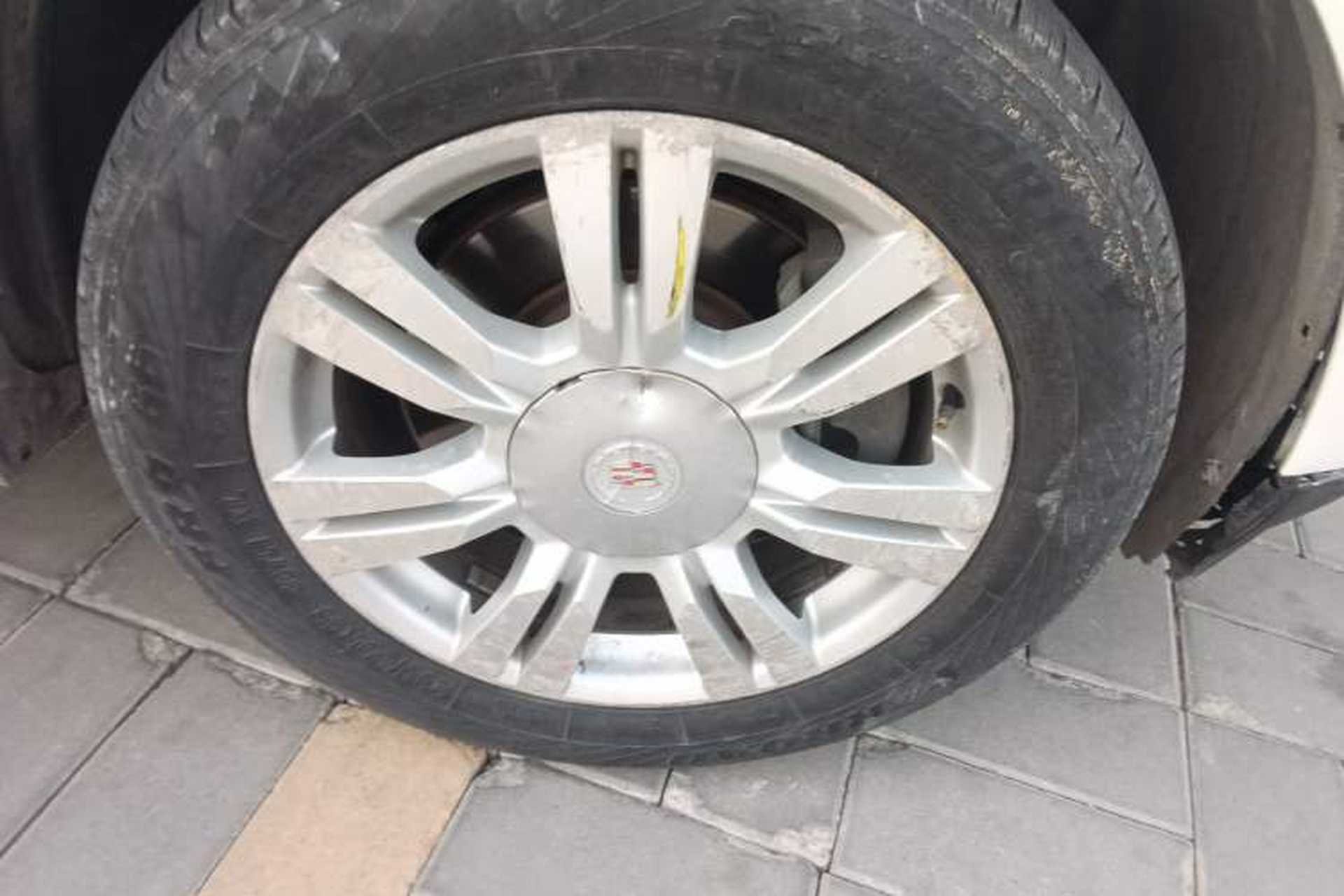 Used Cadillac SRX 2012 3.0L Elite Edition Right Front Wheel Hub