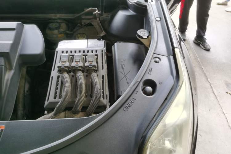 Used Cadillac SRX 2013 3.0L Comfort Model Engine Bay Left