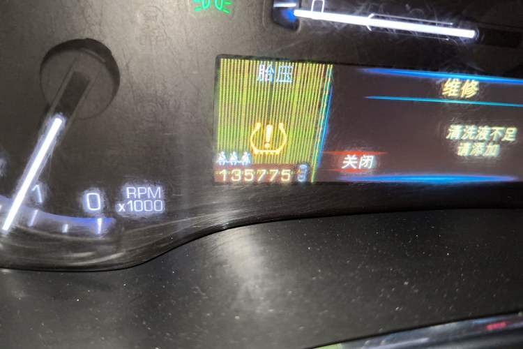 Used Cadillac SRX 2013 3.0L Leading Model Odometer Close Up