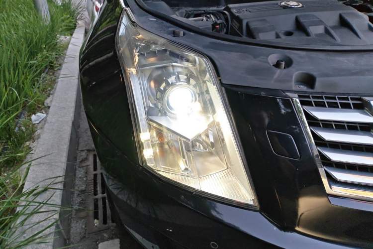 Used Cadillac SRX 2013 3.0L Elite Model Right Front Headlight