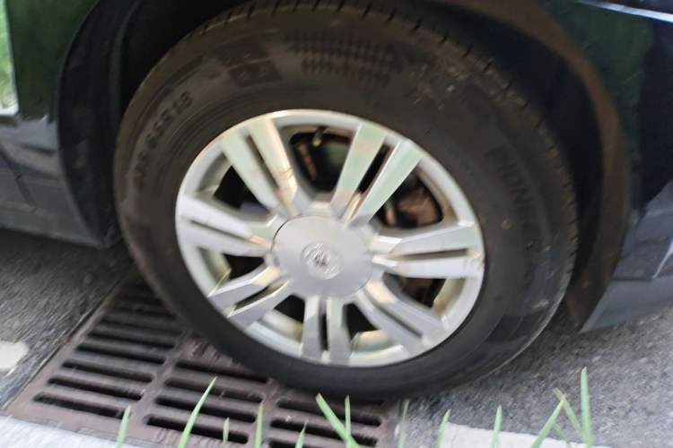 Used Cadillac SRX 2013 3.0L Elite Model Right Front Wheel Hub