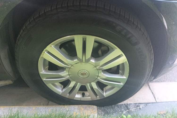 Used Cadillac SRX 2013 3.0L Elite Model Right Front Wheel Hub