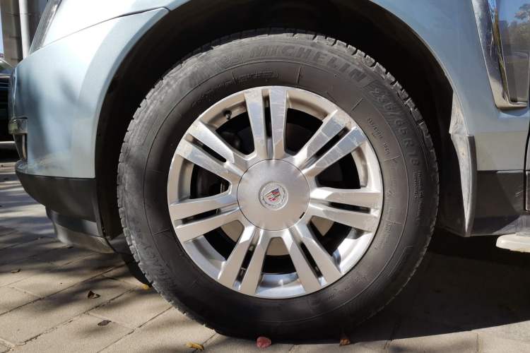 Used Cadillac SRX 2013 3.0L Elite Model Left Front Wheel Hub