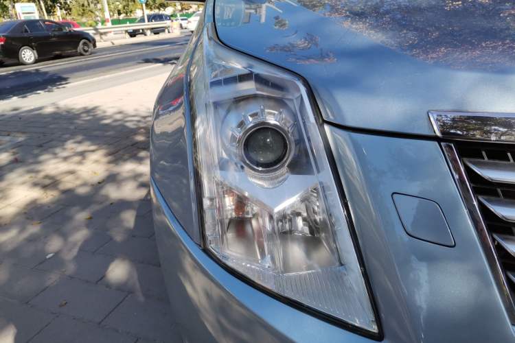 Used Cadillac SRX 2013 3.0L Elite Model Right Front Headlight