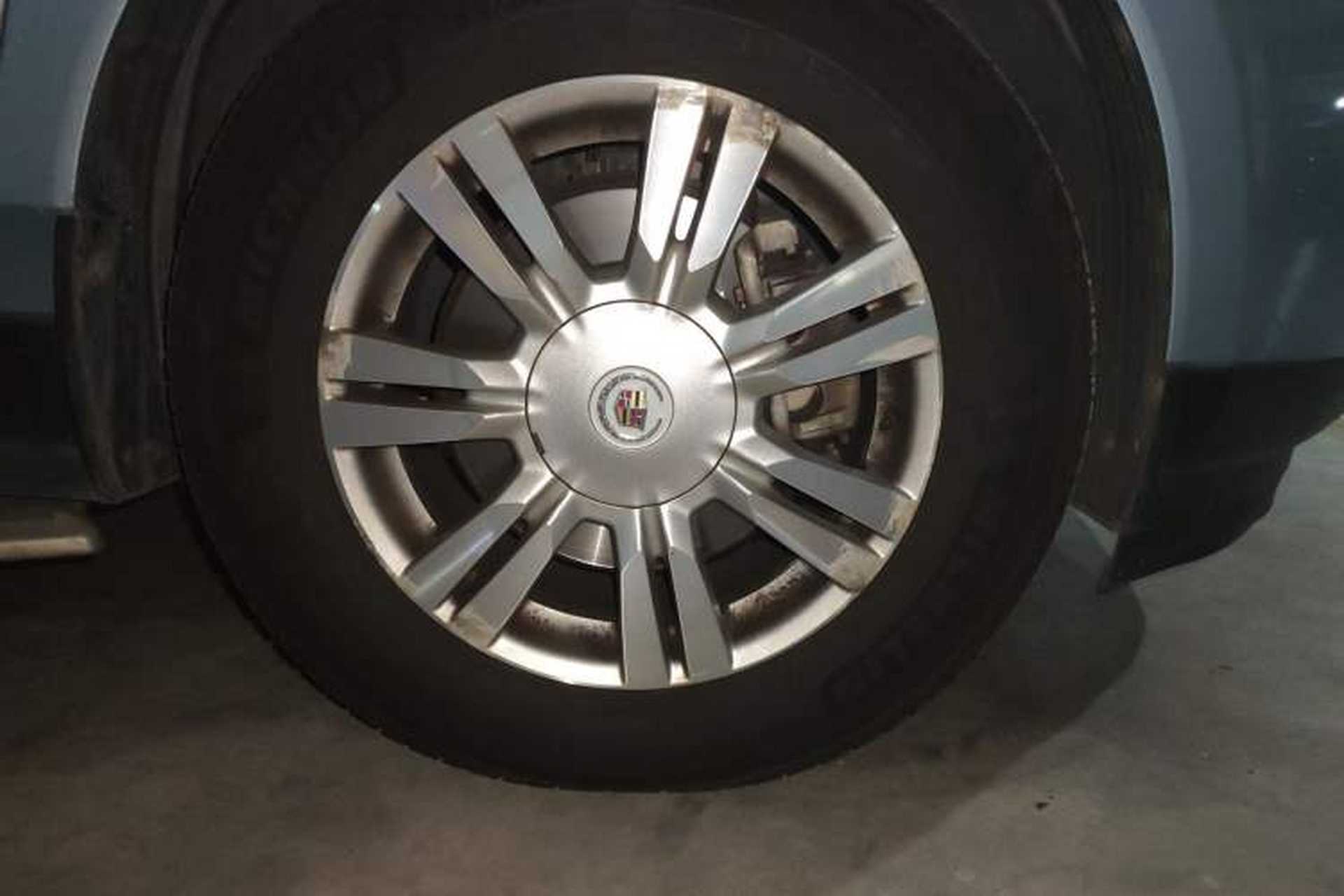 Used Cadillac SRX 2013 3.0L Elite Model Right Front Wheel Hub