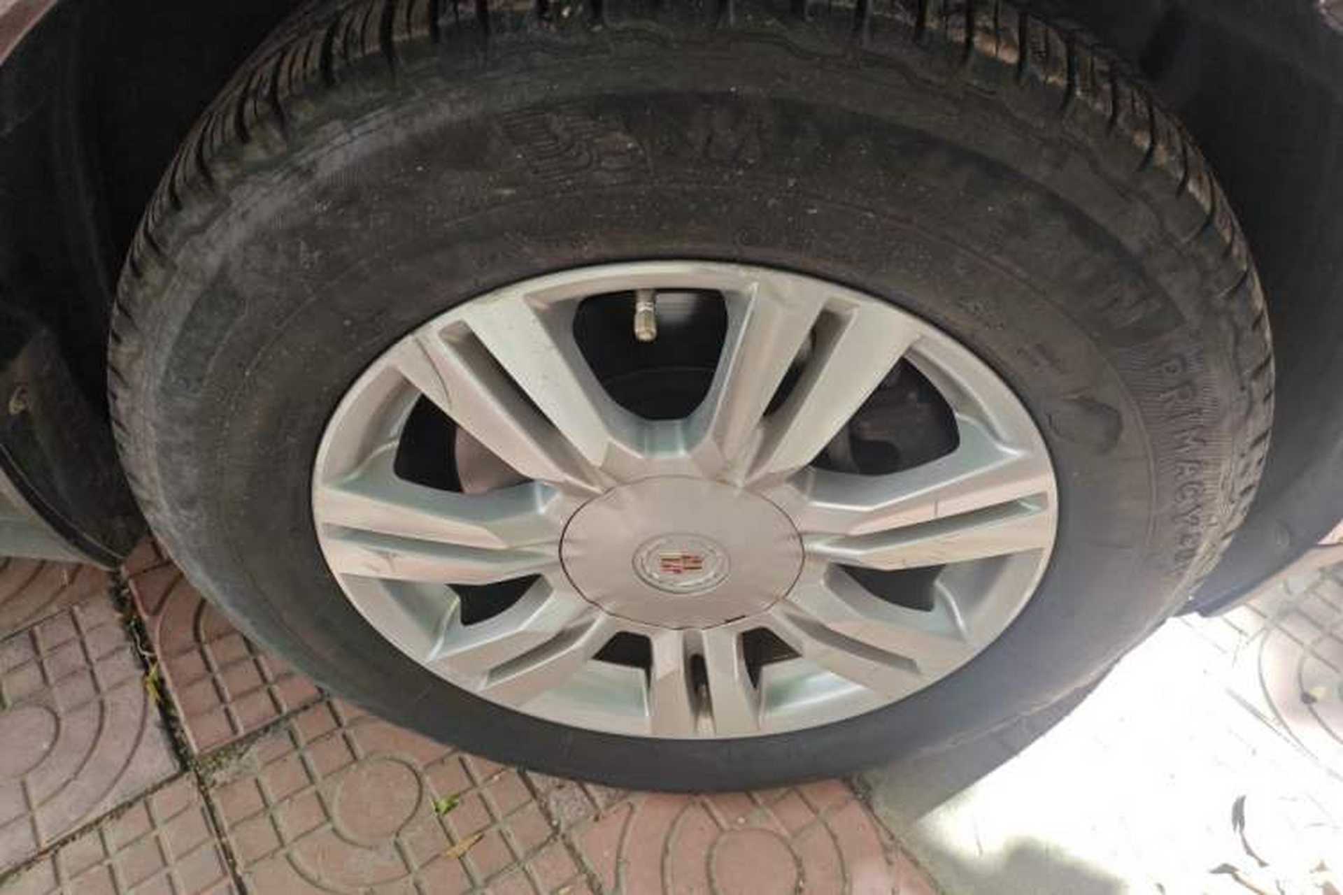 Used Cadillac SRX 2013 3.0L Elite Model Right Front Wheel Hub