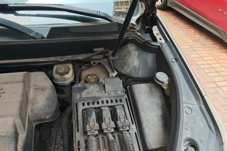 Used Cadillac SRX 2013 3.0L Comfort Model Engine Bay Left