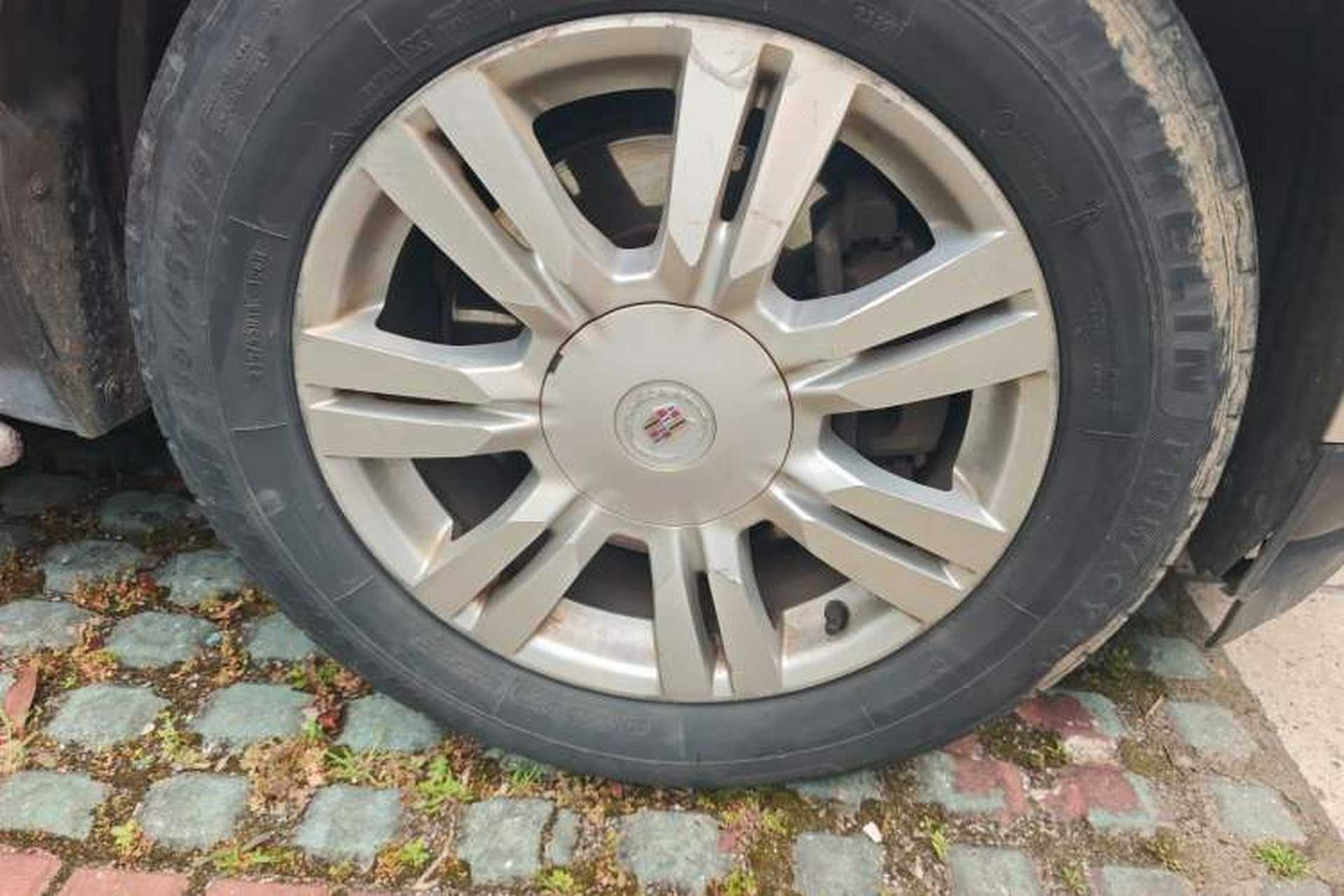 Used Cadillac SRX 2013 3.0L Elite Model Right Front Wheel Hub