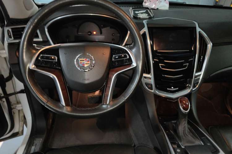 Used Cadillac SRX 2013 3.0L Luxury Model Center Console