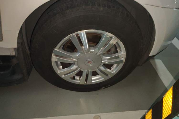 Used Cadillac SRX 2013 3.0L Elite Model Right Front Wheel Hub