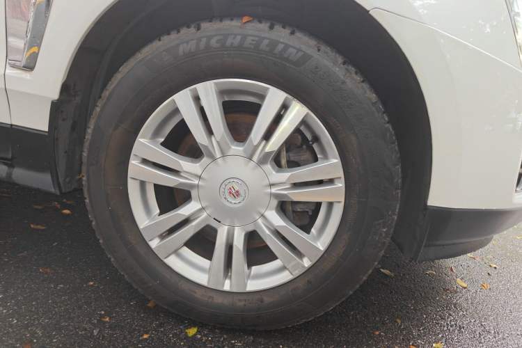 Used Cadillac SRX 2013 3.0L Comfort Model Right Front Wheel Hub