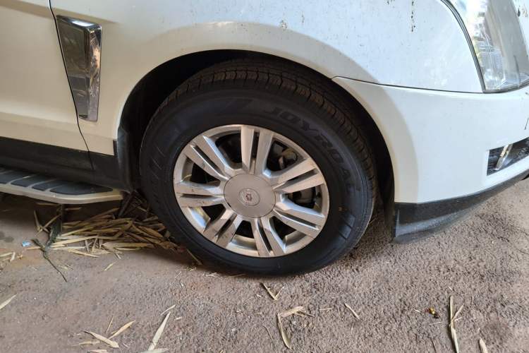 Used Cadillac SRX 2013 3.0L Elite Model Right Front Wheel Hub