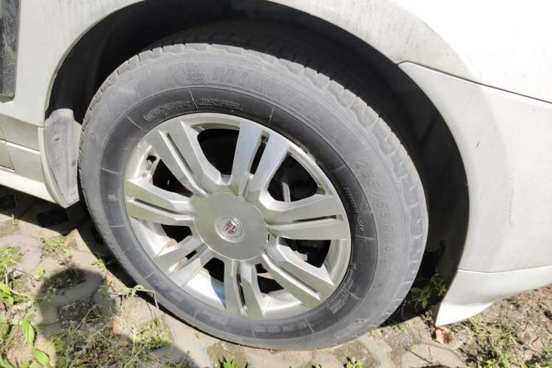 Used Cadillac SRX 2013 3.0L Elite Model Right Front Wheel Hub