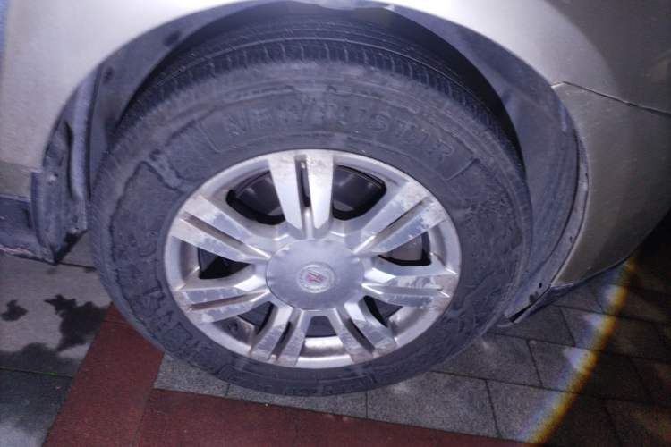 Used Cadillac SRX 2013 3.0L Elite Model Right Front Wheel Hub