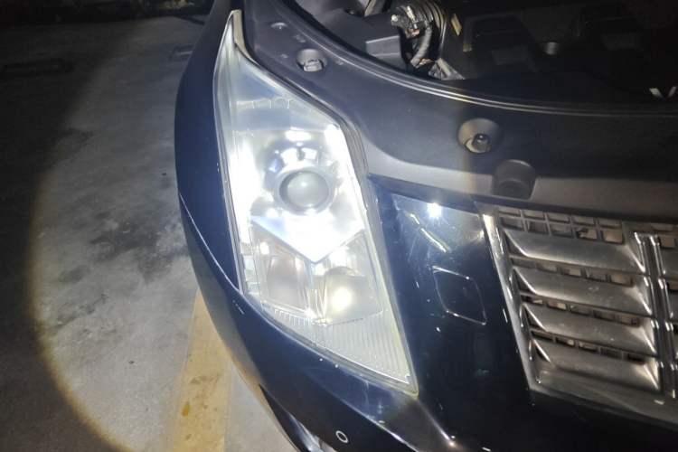 Used Cadillac SRX 2014 3.0L Elite Model Right Front Headlight