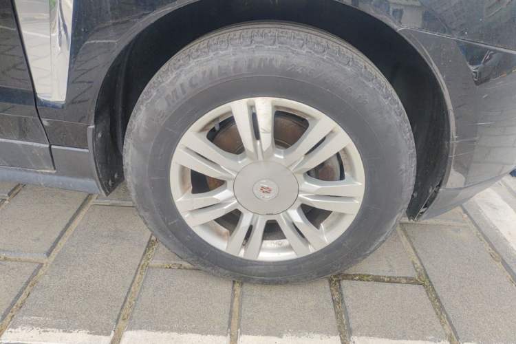 Used Cadillac SRX 2014 3.0L Elite Model Right Front Wheel Hub