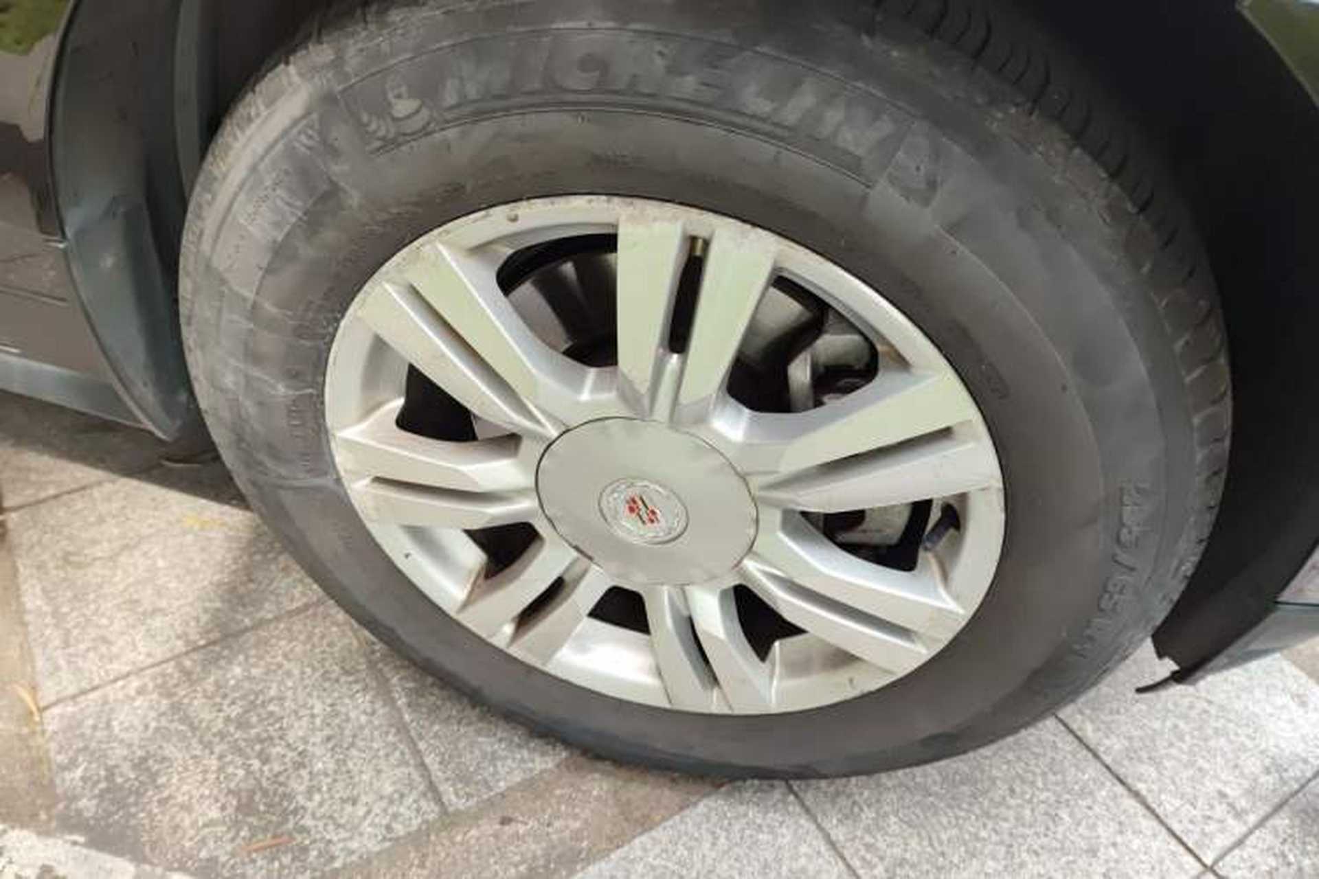 Used Cadillac SRX 2014 3.0L Comfort Model Right Front Wheel Hub