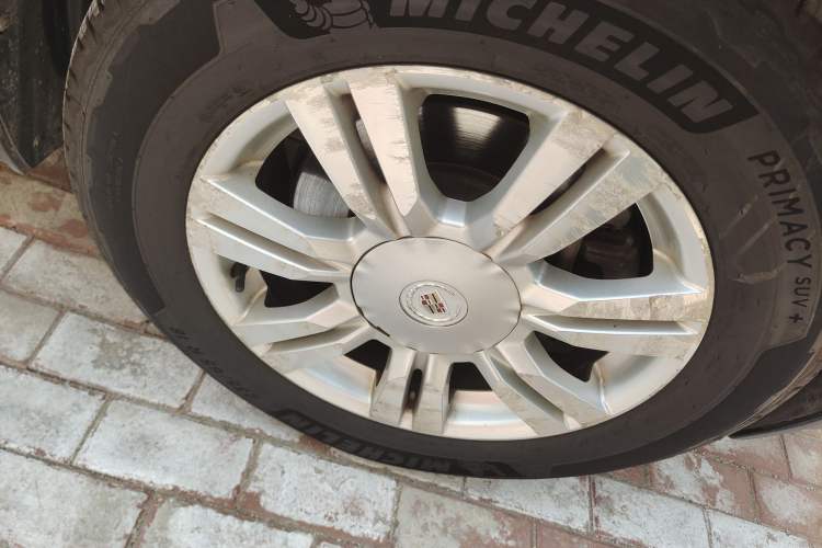 Used Cadillac SRX 2014 3.0L Elite Model Right Front Wheel Hub