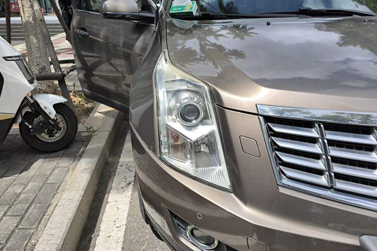 Used Cadillac SRX 2014 3.0L Elite Model Right Front Headlight