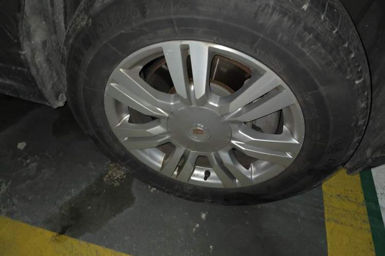 Used Cadillac SRX 2014 3.0L Elite Model Right Front Wheel Hub