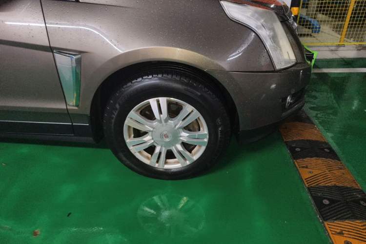 Used Cadillac SRX 2014 3.0L Elite Model Right Front Wheel Hub
