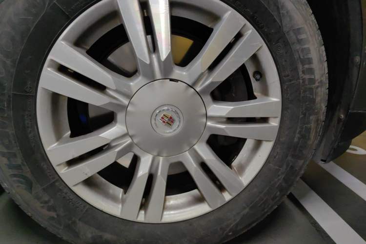 Used Cadillac SRX 2014 3.0L Elite Model Right Front Wheel Hub