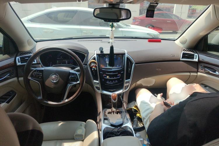 Used Cadillac SRX 2014 3.0L Elite Model Center Console