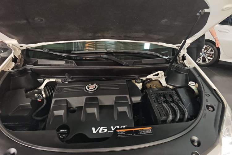 Used Cadillac SRX 2014 3.0L Elite Model Engine Bay