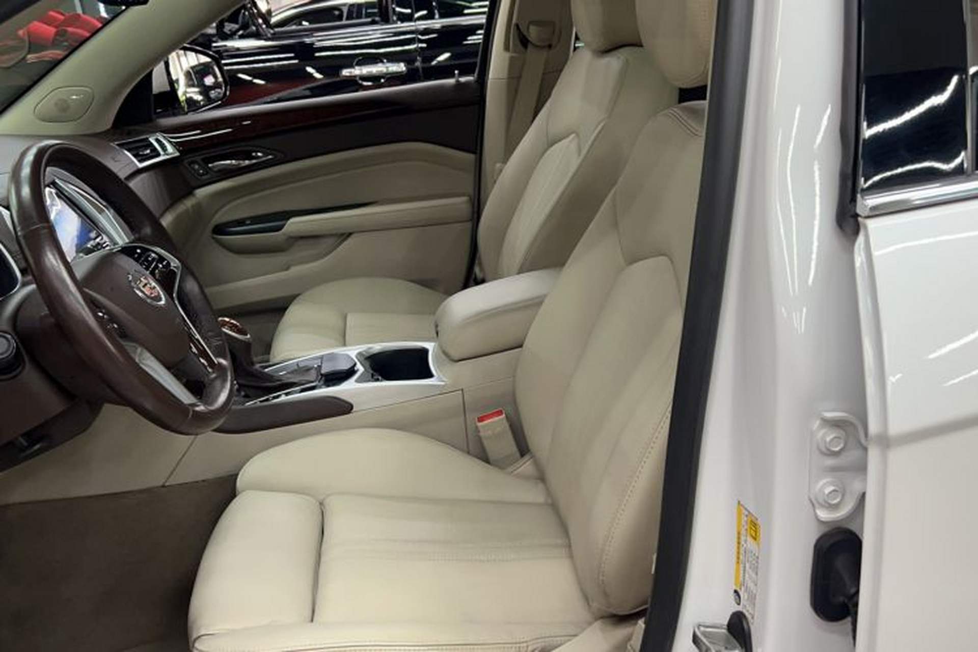 Used Cadillac SRX 2014 3.0L Elite Model Interior 2