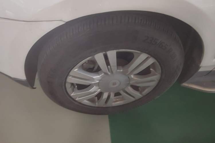 Used Cadillac SRX 2014 3.0L Comfort Model Left Front Wheel Hub
