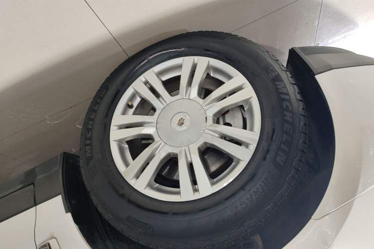 Used Cadillac SRX 2014 3.0L Elite Model Left Front Wheel Hub