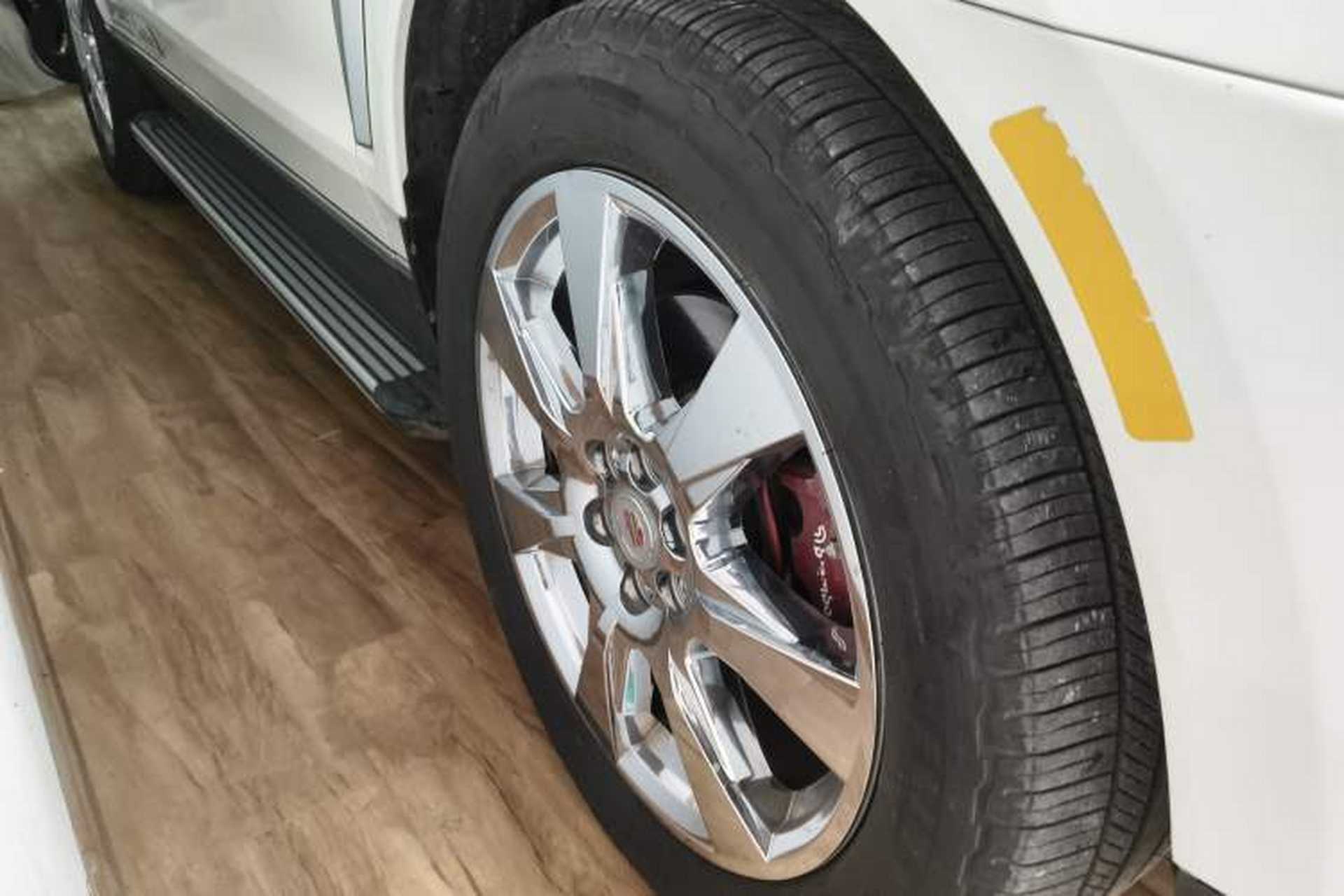 Used Cadillac SRX 2014 3.0L Elite Model Right Front Wheel Hub