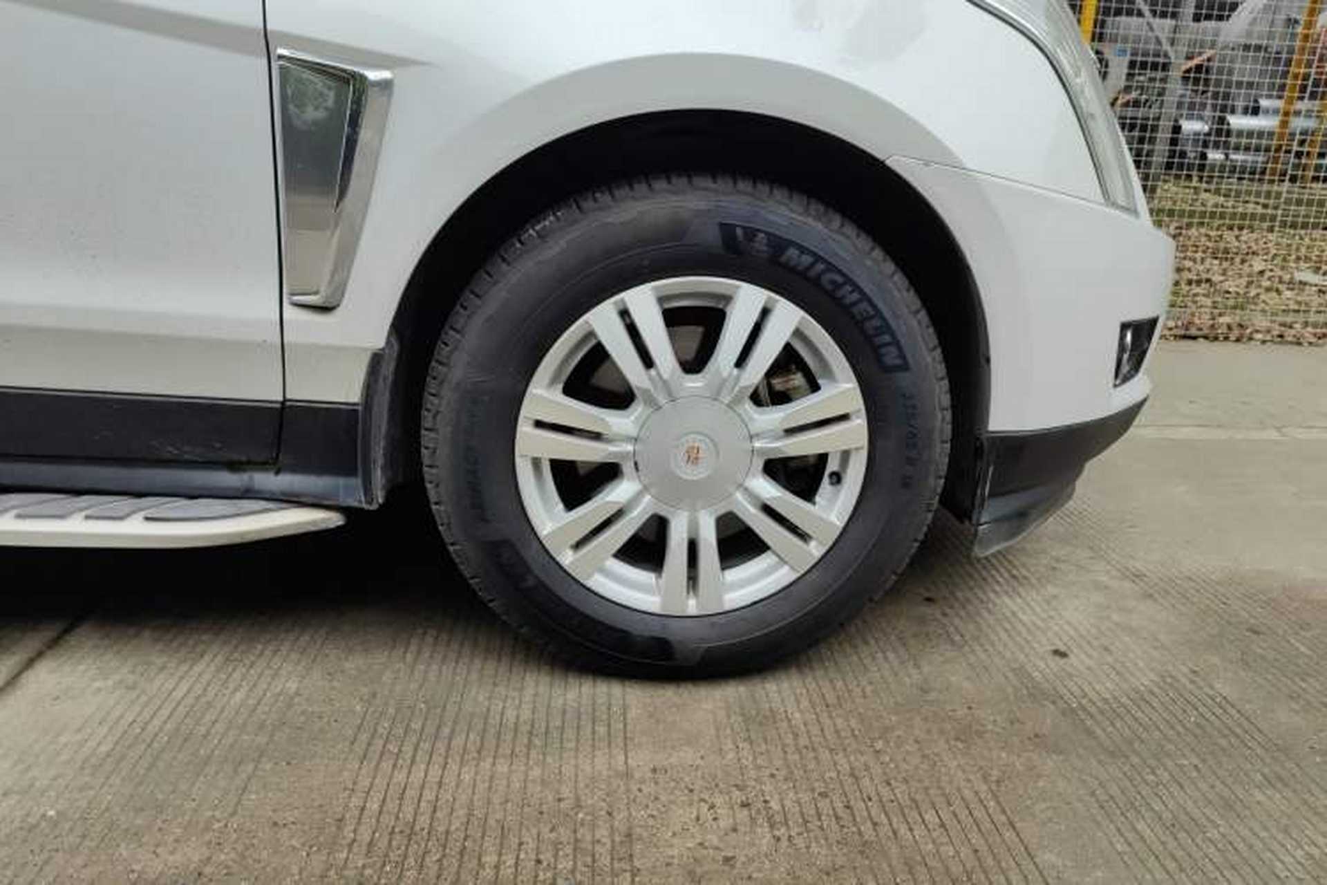 Used Cadillac SRX 2014 3.0L Elite Model Right Front Wheel Hub