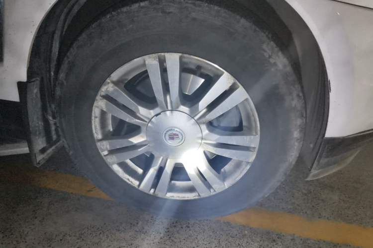 Used Cadillac SRX 2014 3.0L Elite Model Right Front Wheel Hub
