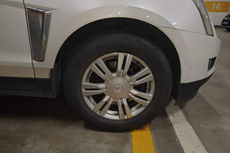 Used Cadillac SRX 2014 3.0L Comfort Model Right Front Wheel Hub