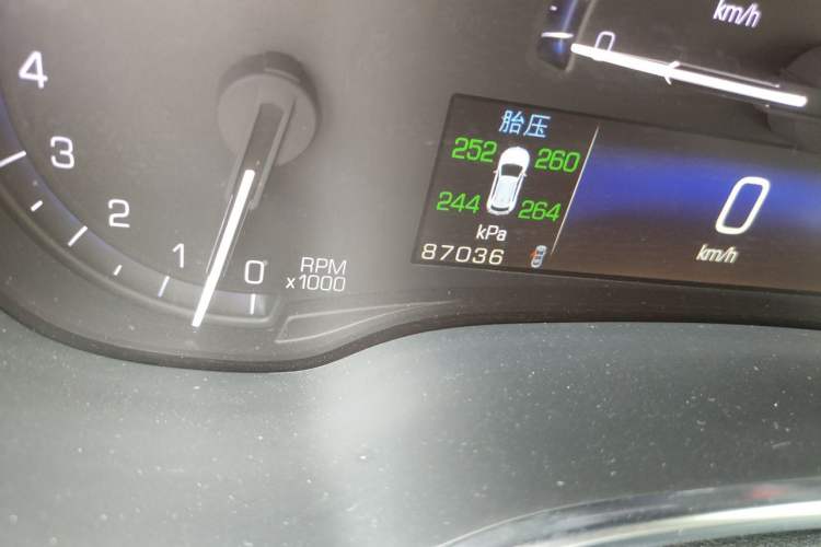 Used Cadillac SRX 2015 3.0L Elite Model Odometer Close Up
