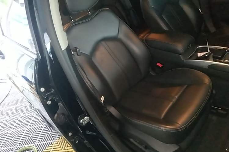 Used Cadillac SRX 2015 3.0L Leading Model Right Front Seat